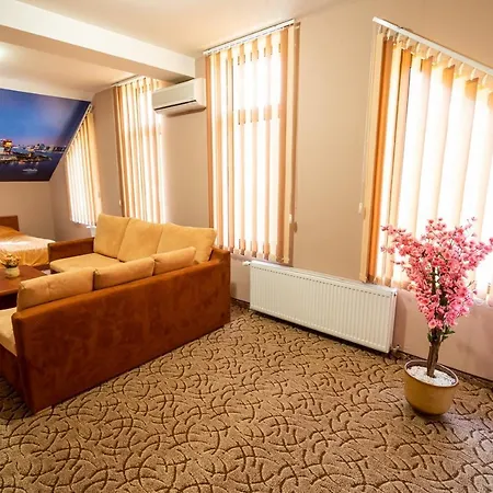 Bryasta & Restaurant Hotel 3*