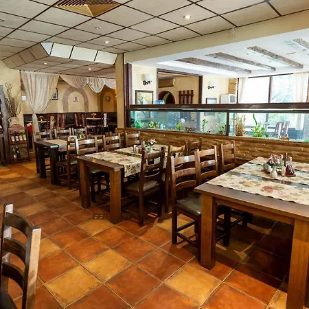 Bryasta & Restaurant Hotel 3*